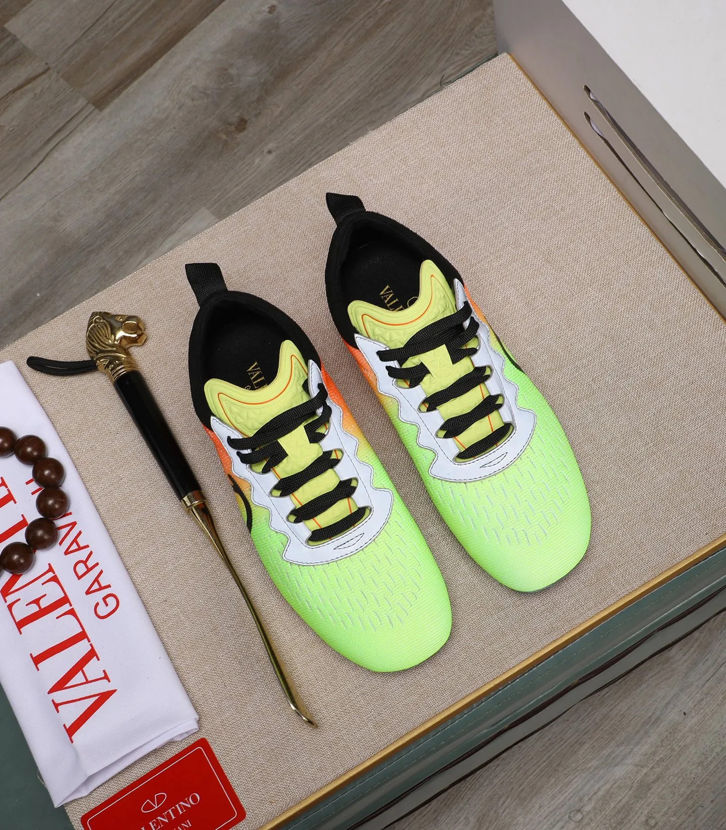 Men's Men's Shoes 💰620 VALENTINO 🌹🌹🌹2025 Valentino's latest spring sneakers! The counter 🔥 recommends RUNBOOT, which is lightweight and comfortable. It has a multi-functional design that integrates blue sneakers, running shoes, and fashionable sneakers to create a cool on-foot effect. ♥️♥️Fashionable sneakers that are sought after by many popular celebrities and fashion influencers♥️♥️. 👉All-round original 1:1 high-end production 👉Fabrics: Two options: delicate, soft and comfortable eyelet lambskin and high-end technical fabrics 👍Super soft suede special lining inside 👍Outsole wear-resistant TPU material 👍Full set of original counter packaging